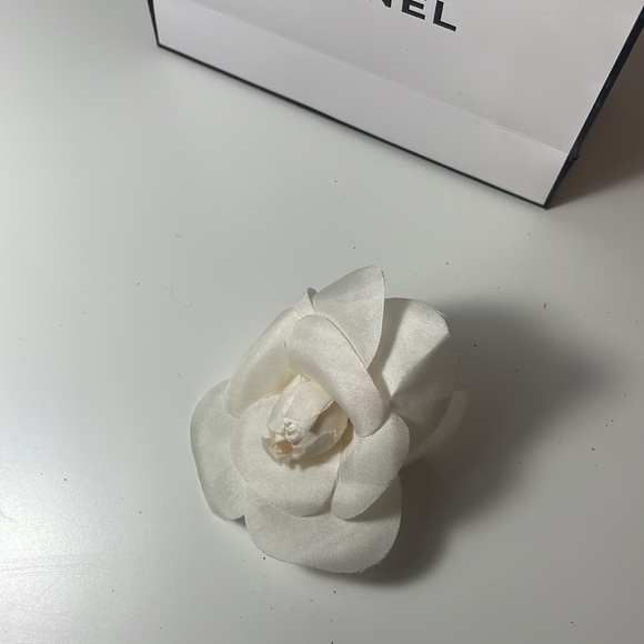 AUTHENTIC Chanel Pin Brooch satin flower - Picture 9 of 11